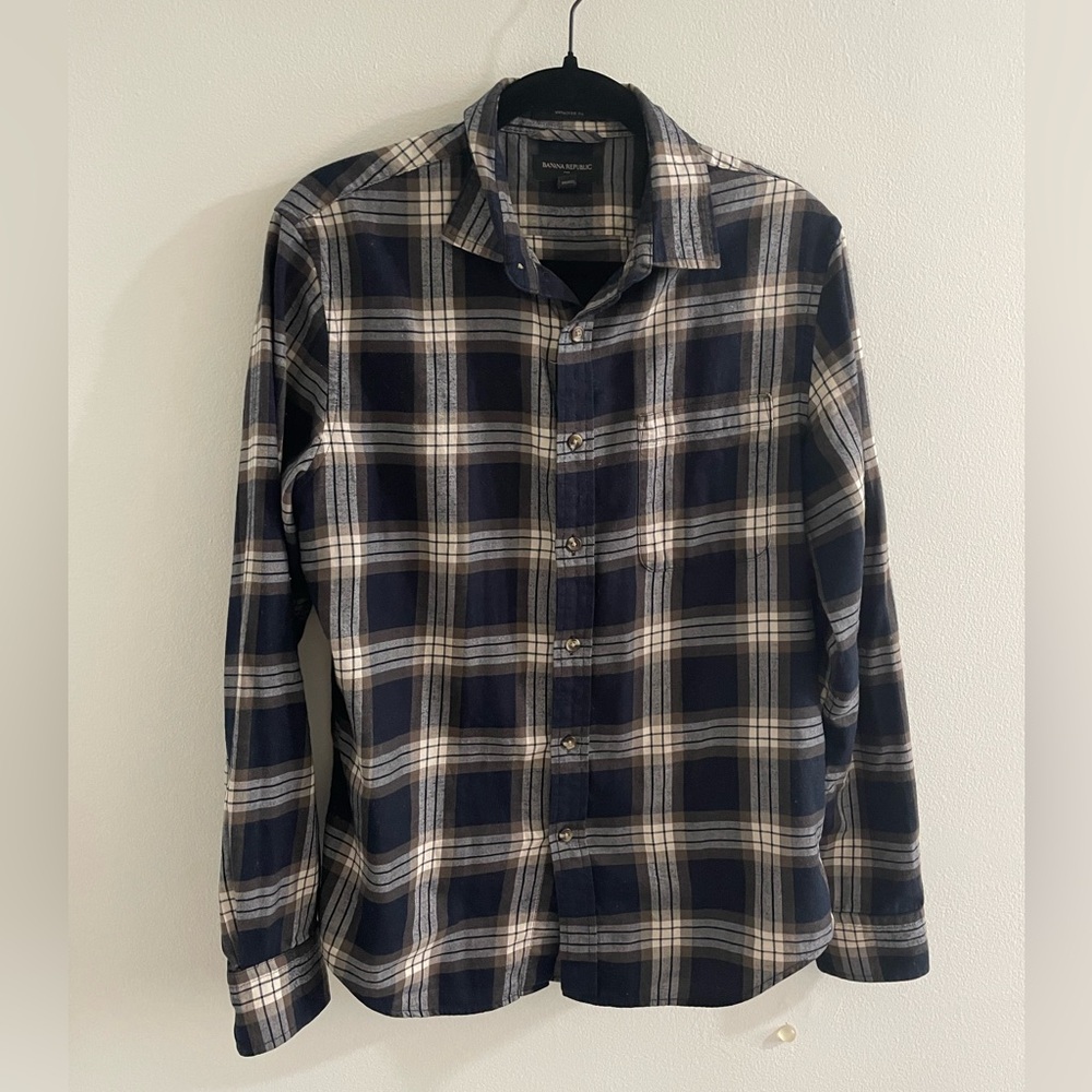 Banana Republic Factory Plaid button down Untucked Fit shirt in men’s size S